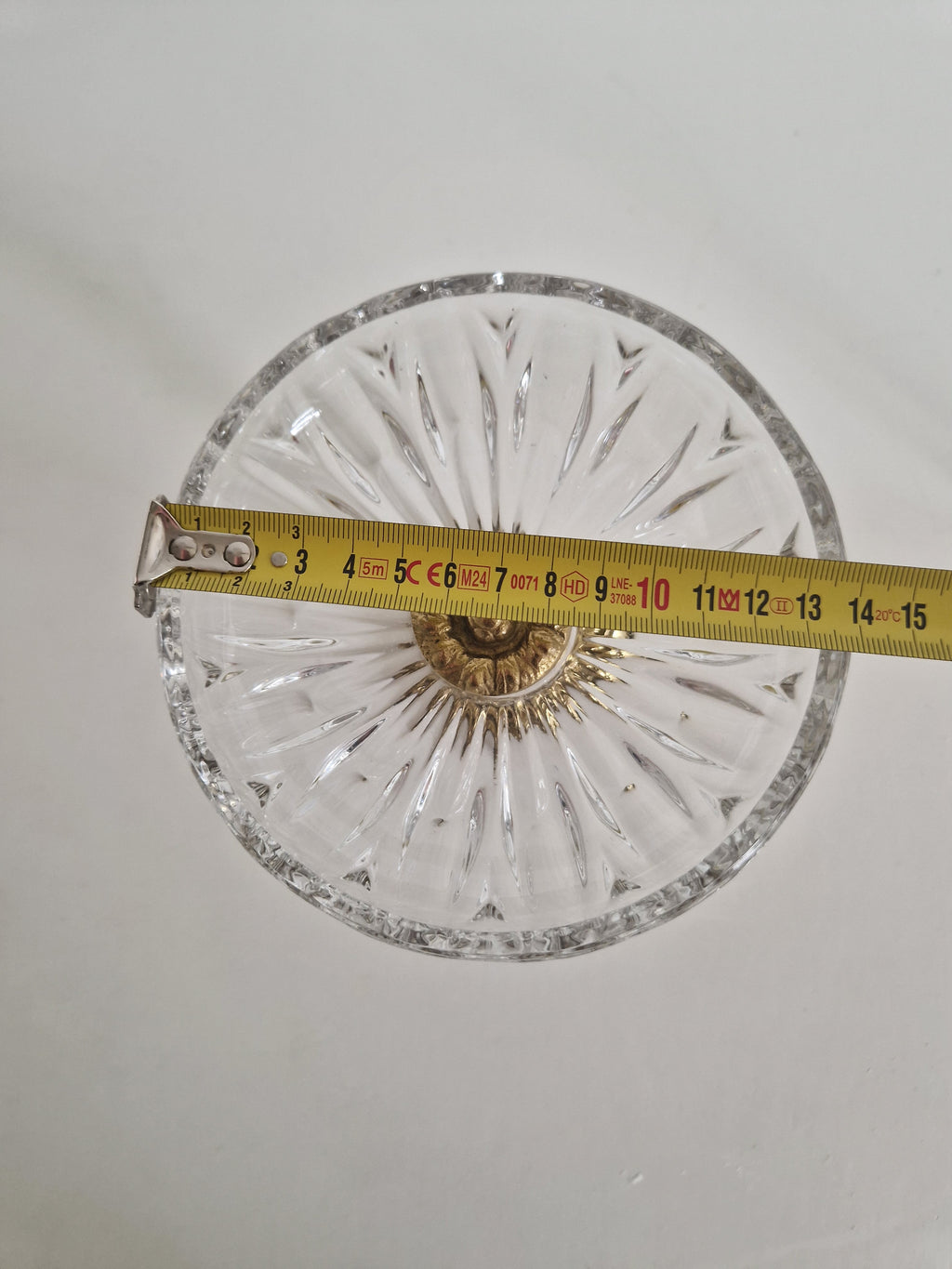 Vintage Kompottschale aus geschliffenem Glas auf verziertem Messingständer mit Figurenornamenten