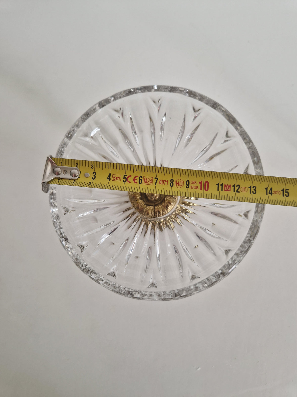 Vintage Kompottschale aus geschliffenem Glas auf verziertem Messingständer mit Figurenornamenten