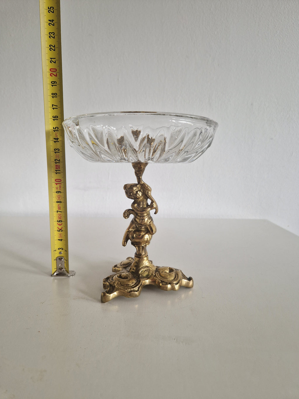 Vintage Kompottschale aus geschliffenem Glas auf verziertem Messingständer mit Figurenornamenten