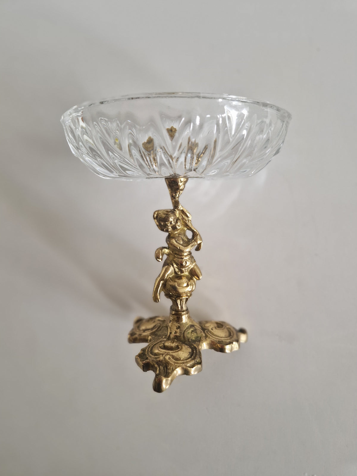 Vintage Kompottschale aus geschliffenem Glas auf verziertem Messingständer mit Figurenornamenten