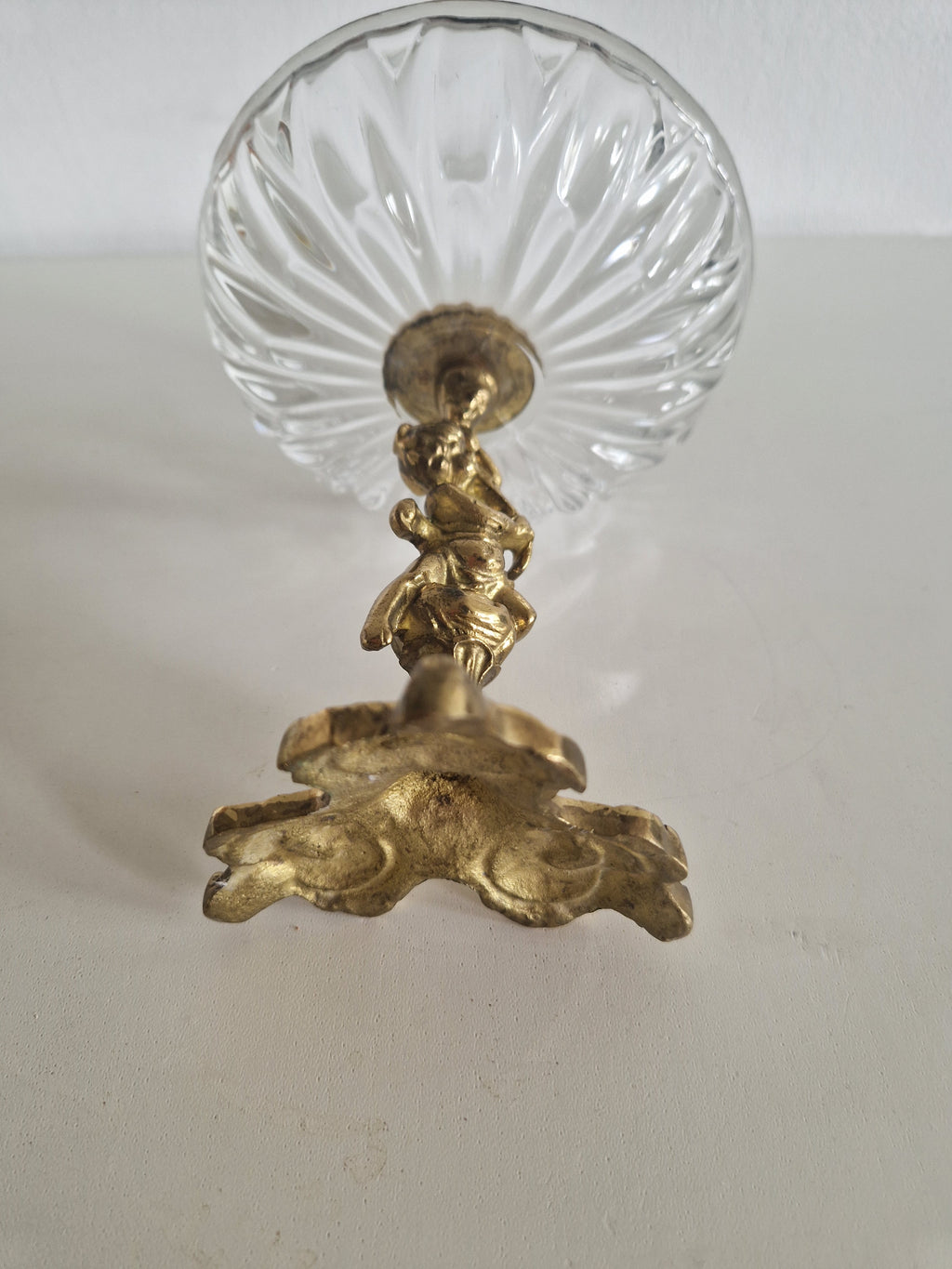 Vintage Kompottschale aus geschliffenem Glas auf verziertem Messingständer mit Figurenornamenten