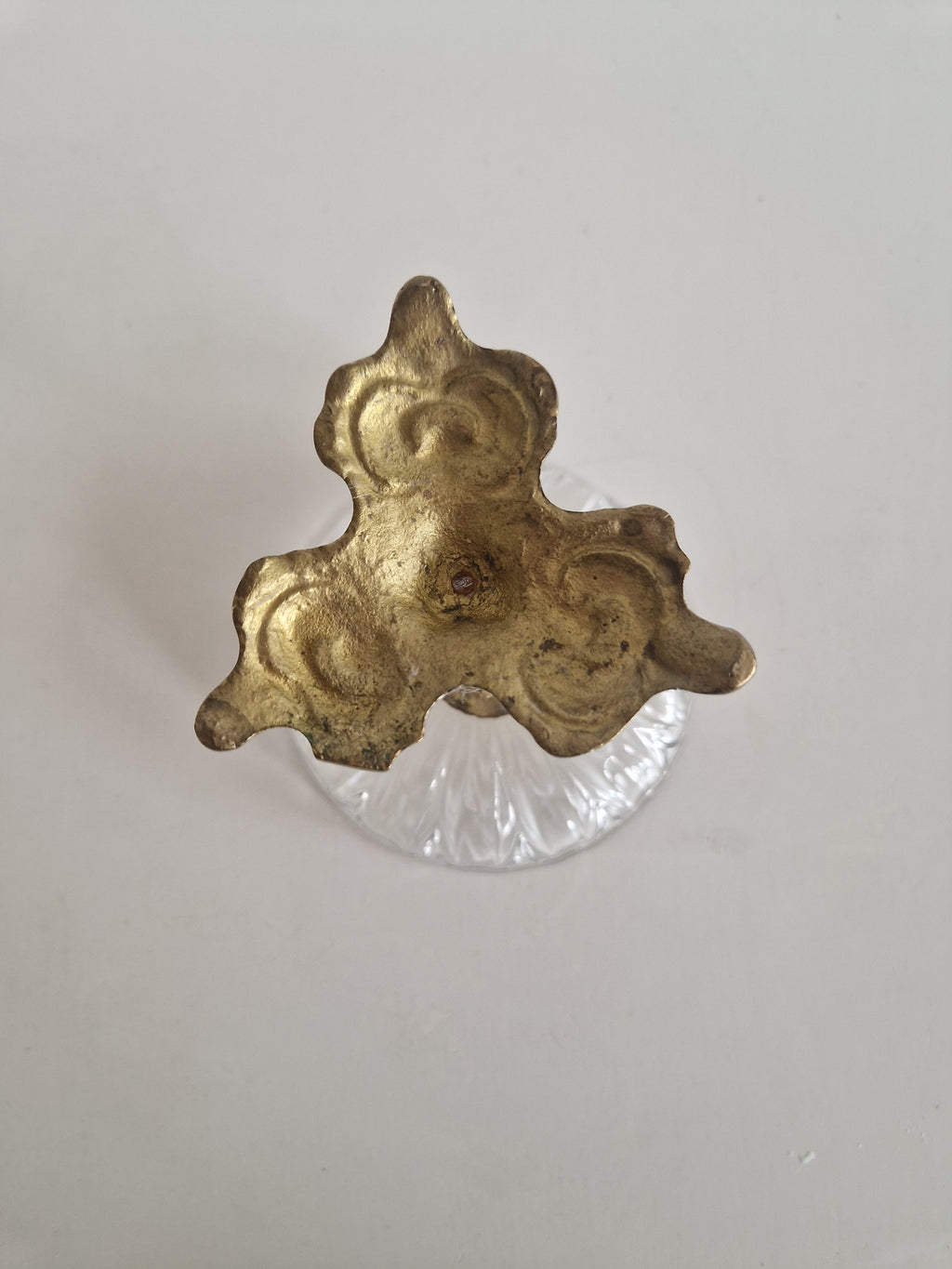 Vintage Kompottschale aus geschliffenem Glas auf verziertem Messingständer mit Figurenornamenten