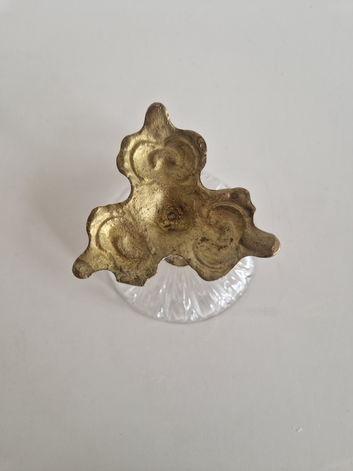 Vintage Kompottschale aus geschliffenem Glas auf verziertem Messingständer mit Figurenornamenten