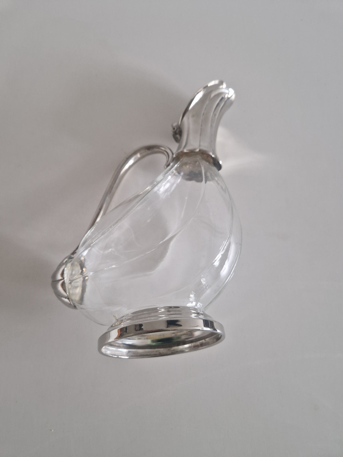 Vintage Silver-Plated Decanter – Elevate Your Entertaining with this Elegant Claret Jug