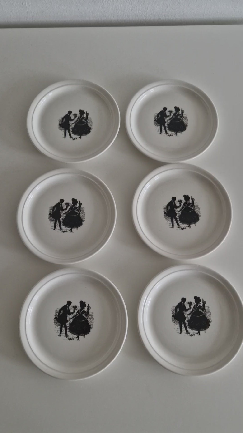 6-teiliges Ditmar Urbach Porzellan-Geschirrset aus der Tschechoslowakei — Rokoko-Silhouette-Motiv