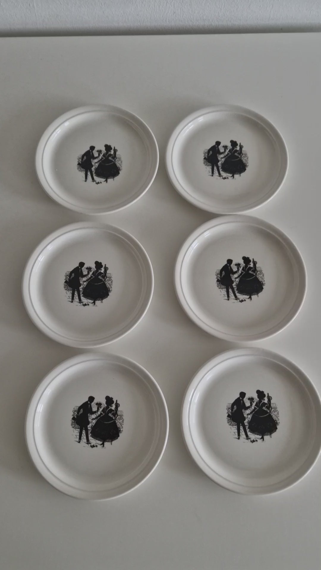 6-teiliges Ditmar Urbach Porzellan-Geschirrset aus der Tschechoslowakei — Rokoko-Silhouette-Motiv