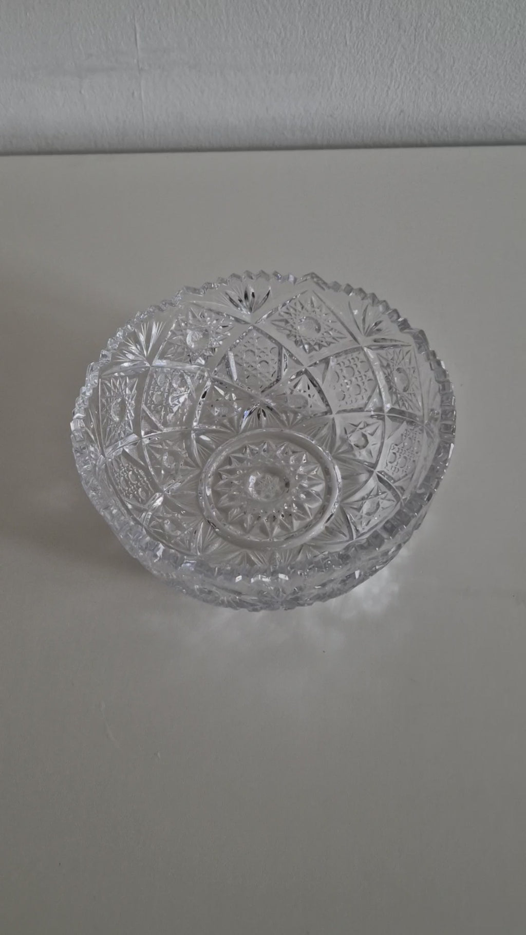 Vintage Heavy Cut Crystal Bowl – Sawtooth Rim | Diamond Panels, Star Snowflake & Hobnail Cuts | Sunburst Base | approx. 20 cm diameter