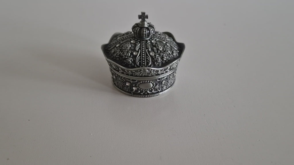 Vintage Kronen-Schatulle & Schmuckschatulle, silberfarben – Kreuz-Abschlussknauf | Geprägte Rosen & Ranken | Schwarzes Samtfutter | Klappdeckel | 7 cm Durchmesser