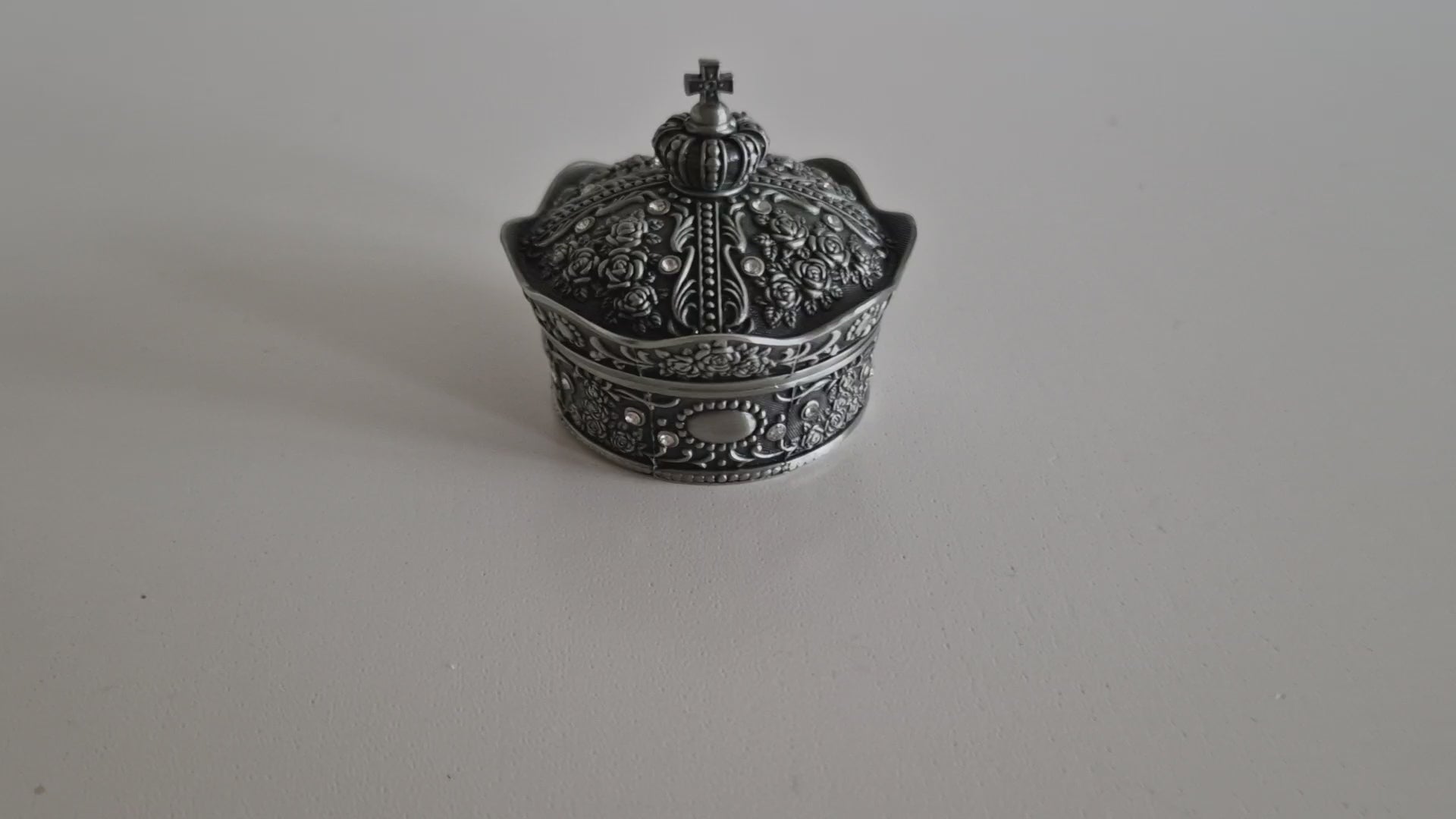 Vintage Kronen-Schatulle & Schmuckschatulle, silberfarben – Kreuz-Abschlussknauf | Geprägte Rosen & Ranken | Schwarzes Samtfutter | Klappdeckel | 7 cm Durchmesser