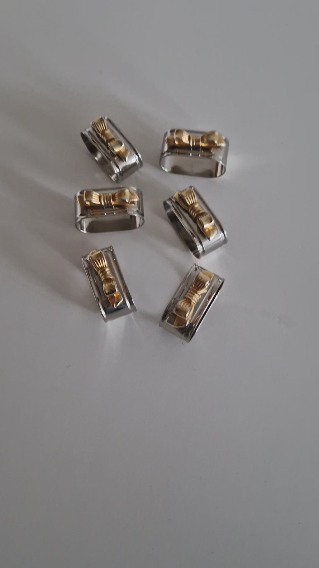 Lot de 6 ronds de serviette argentés avec nœud doré