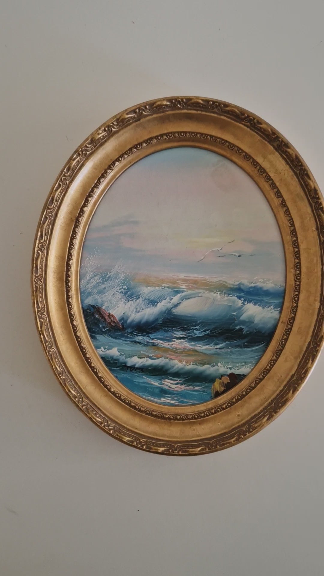 Antikes Ölgemälde – Stürmische Seelandschaft | Brechende Wellen & Möwen | Nach Aivazovsky | Ovaler vergoldeter Gesso-Rahmen | 27 × 34 cm