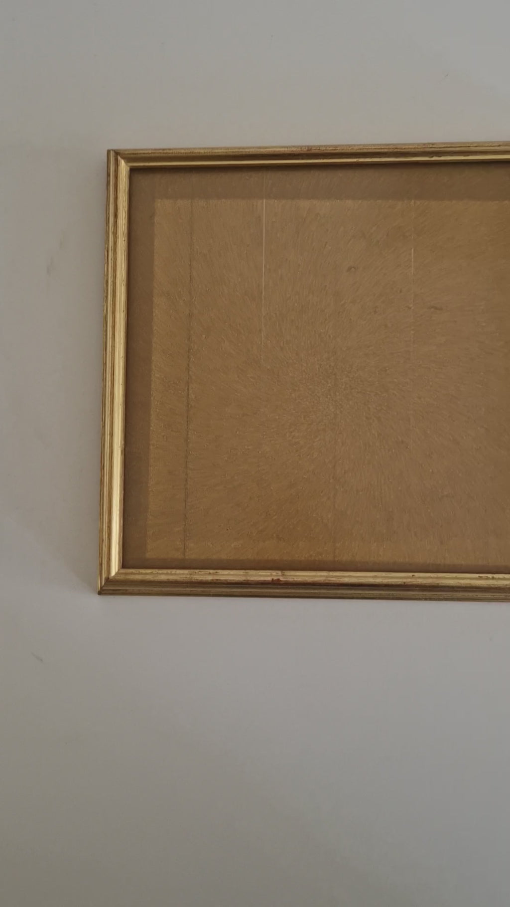 Vergoldeter Vintage-Bilderrahmen mit gestufter Rillenleiste – 30 × 33 cm, ohne Inhalt