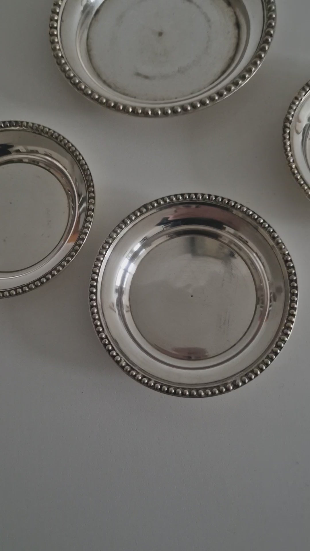 Ronds de Plat / Dessous de Bouteille Anciens en Argent Plaqué avec Bord Perlé — Lot de 4 (Tailles Mixtes)