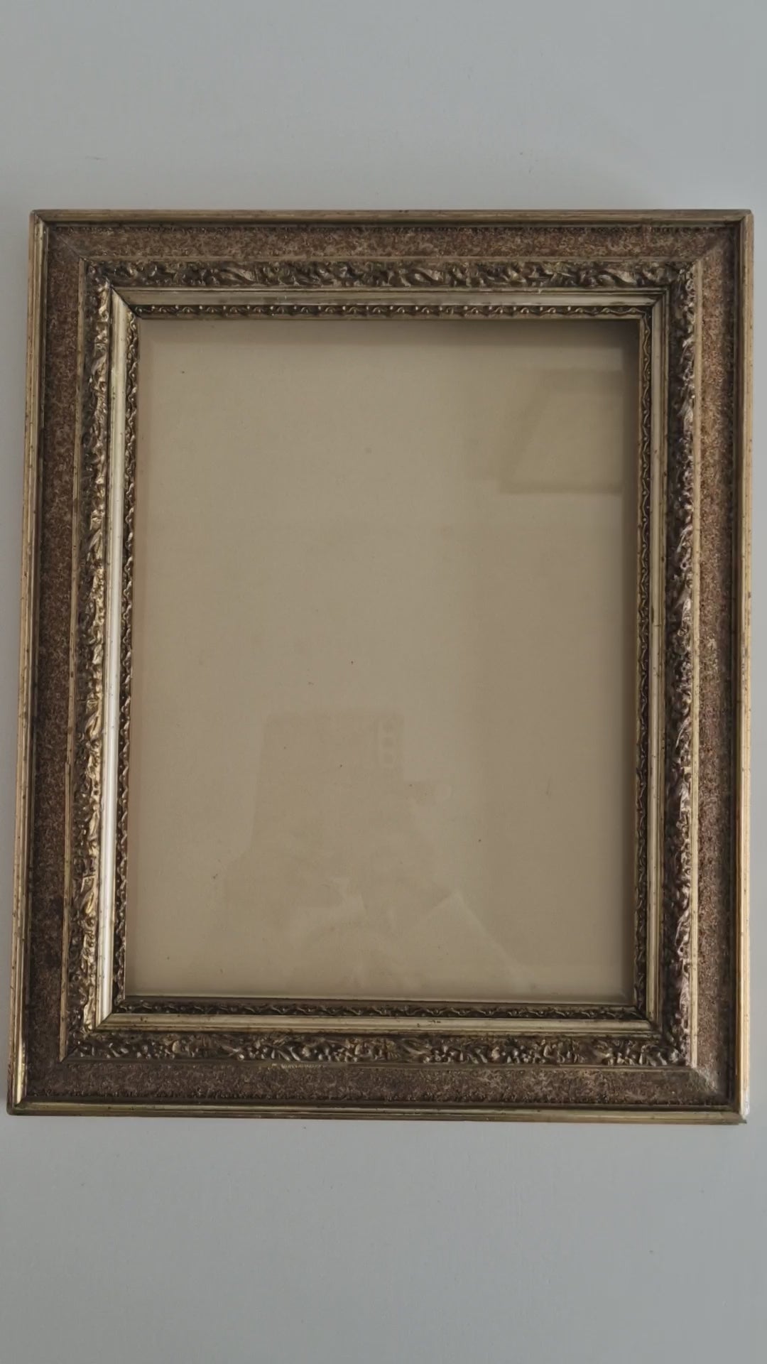 Cadre photo ancien en bois orné | Relief doré-bronze | Ouverture 22×30cm | Verre inclus | À assembler