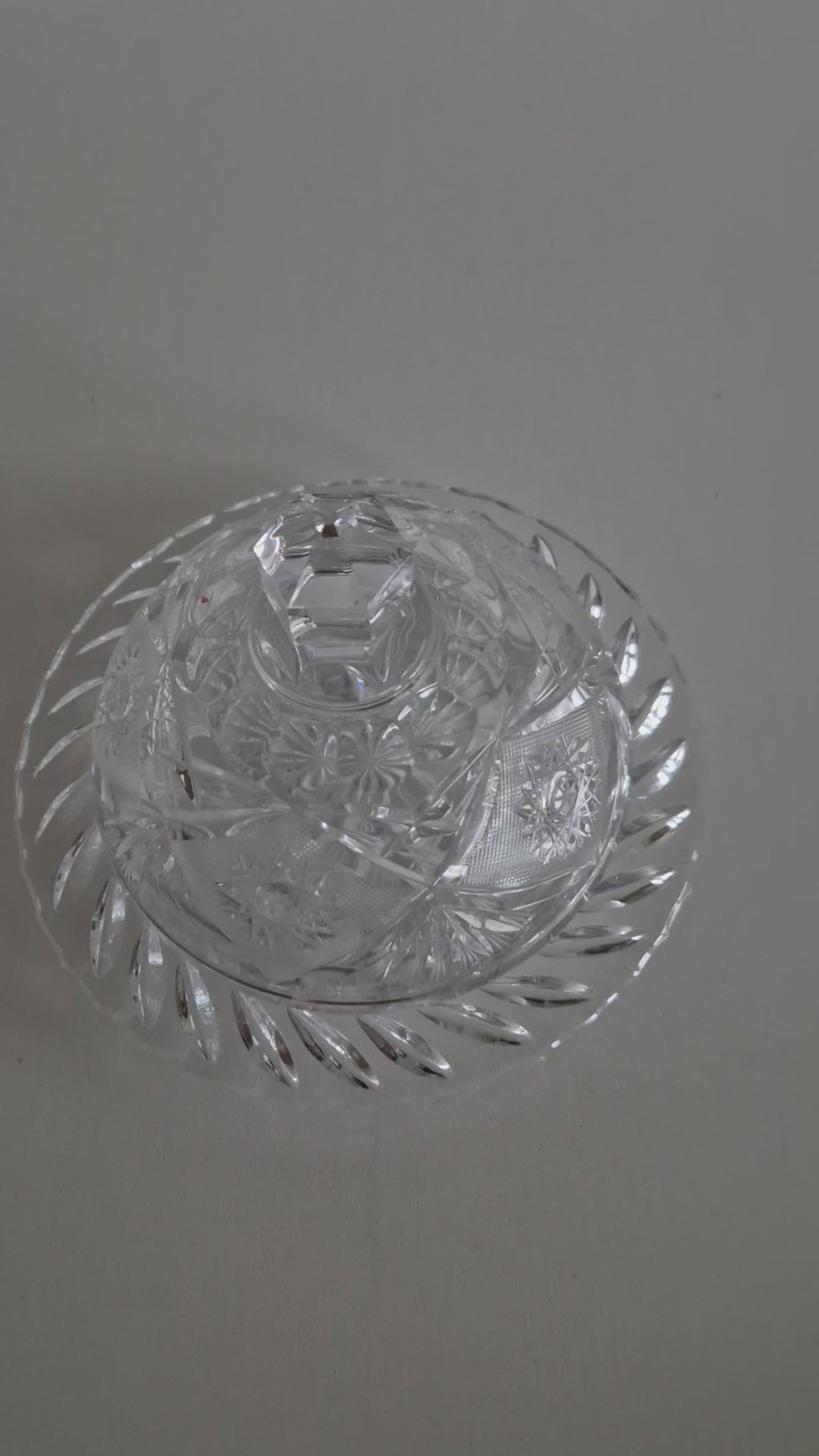 Beurrier cloche en cristal taillé vintage – Motifs éventail, étoile et losange | Bouton octogonal à facettes | Plat de 18 cm | Hauteur de 11 cm