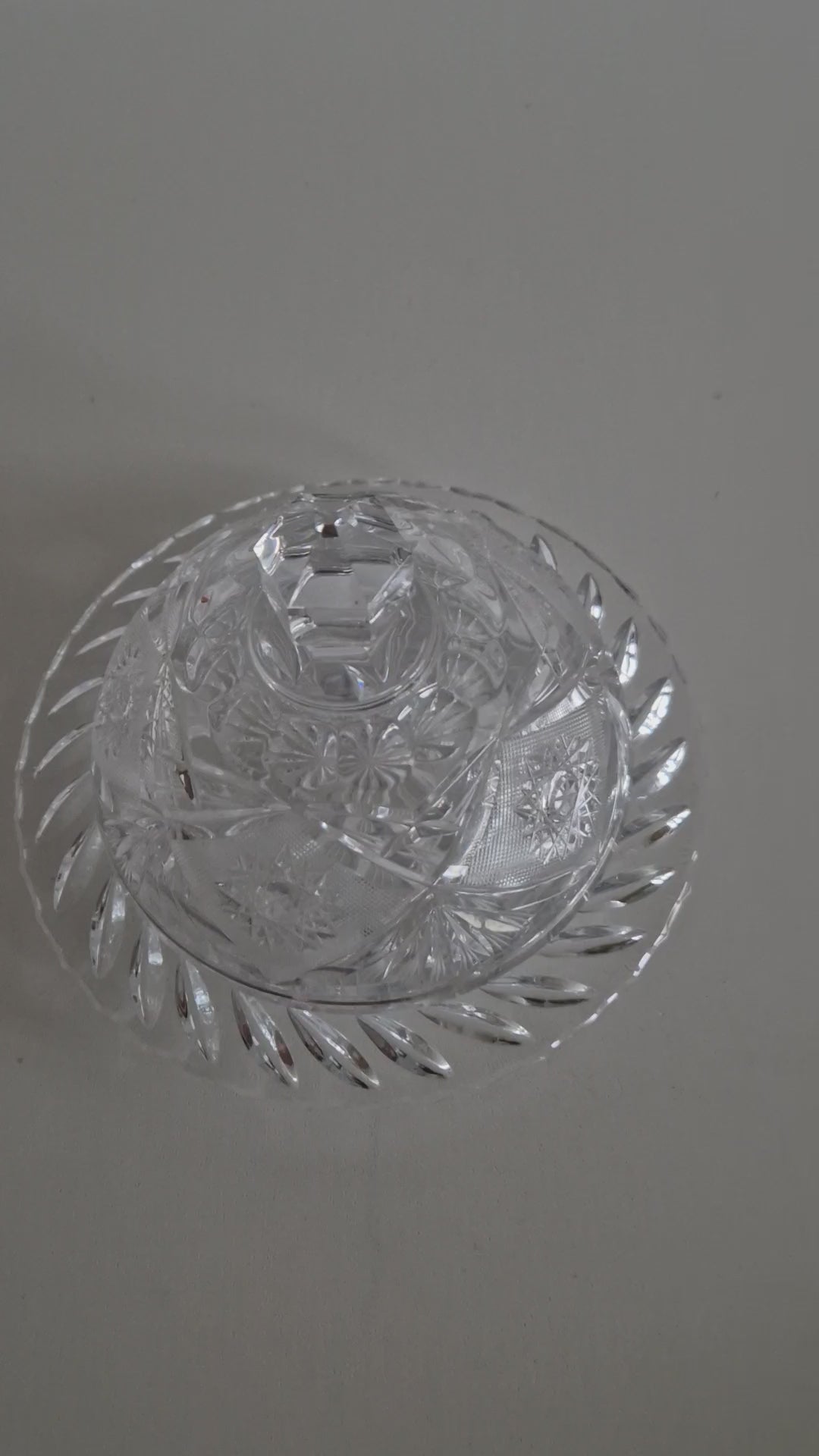 Beurrier cloche en cristal taillé vintage – Motifs éventail, étoile et losange | Bouton octogonal à facettes | Plat de 18 cm | Hauteur de 11 cm
