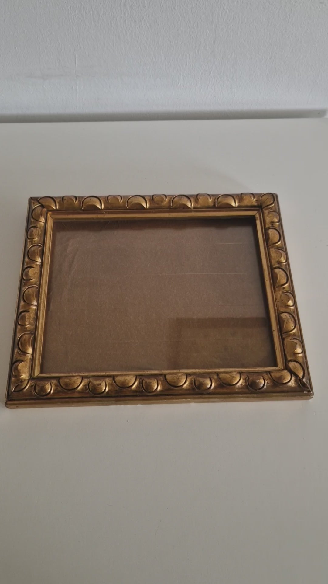 Cadre photo vintage en bois doré orné | Moulure à vagues festonnée | Ouverture 22×17cm | Verre inclus | Prêt à accrocher