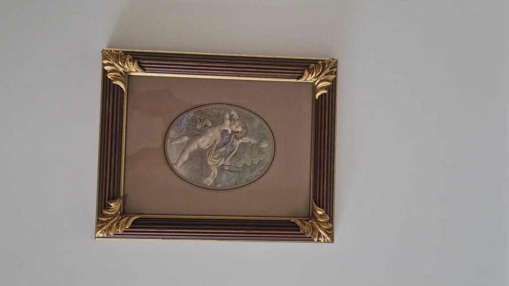 Antike handkolorierte Punktierstich – Allegorische Figur mit Putto & Rosen | Oval | Vergoldeter Akanthusrahmen | 28 × 31 cm