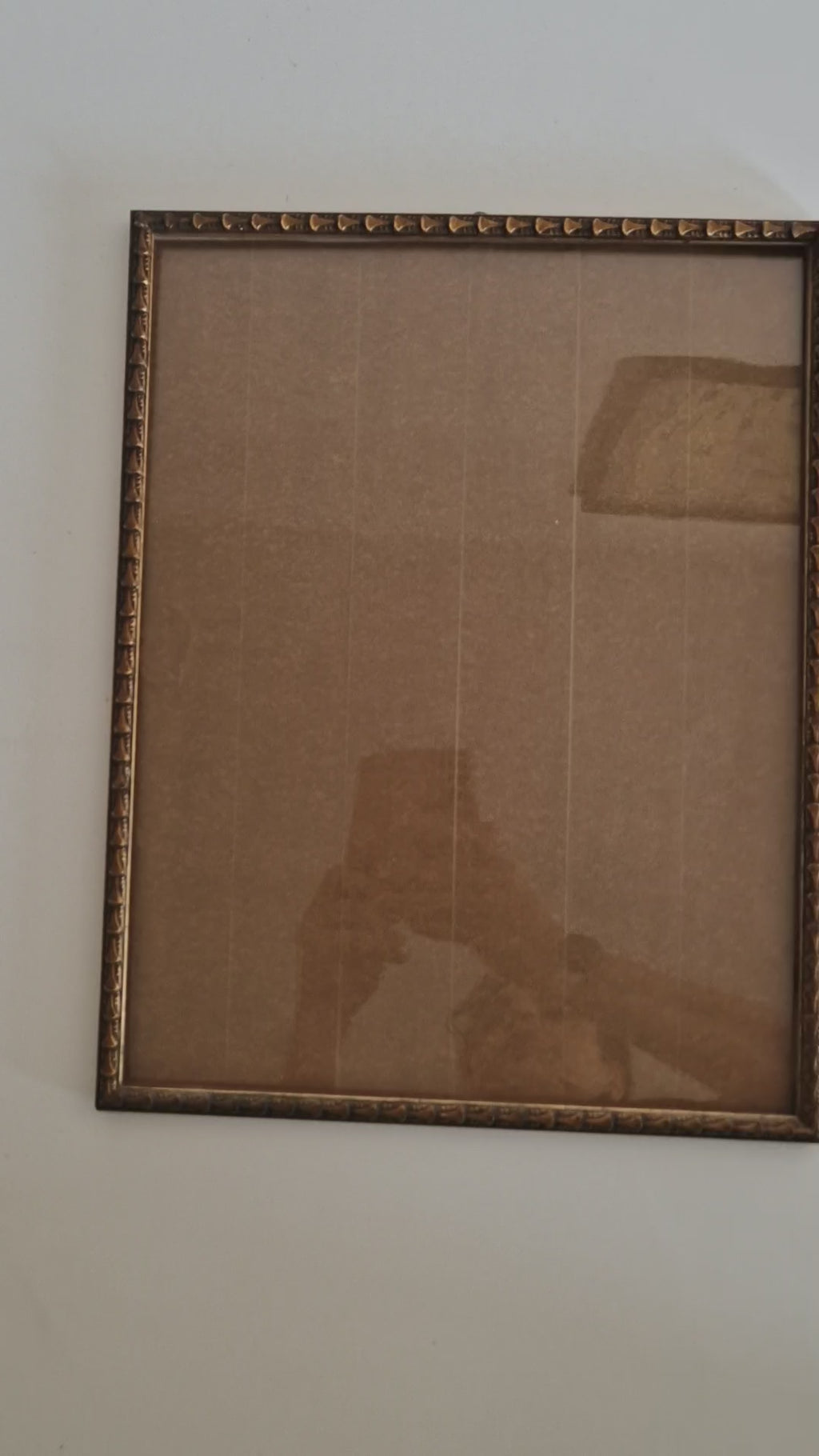 Cadre photo orné gaufré vintage avec verre – Bronze doré, 30×38 cm