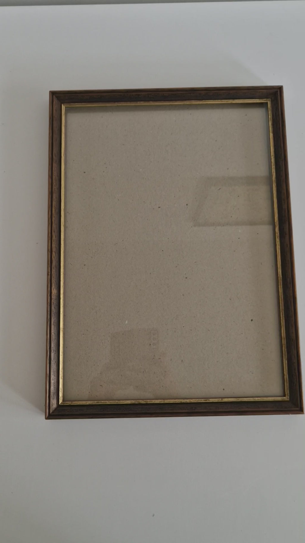 Vintage Holz-Bilderrahmen | Dunkles Maserfurnier & goldene Zierleiste | 30×40cm Öffnung | Inklusive Glas
