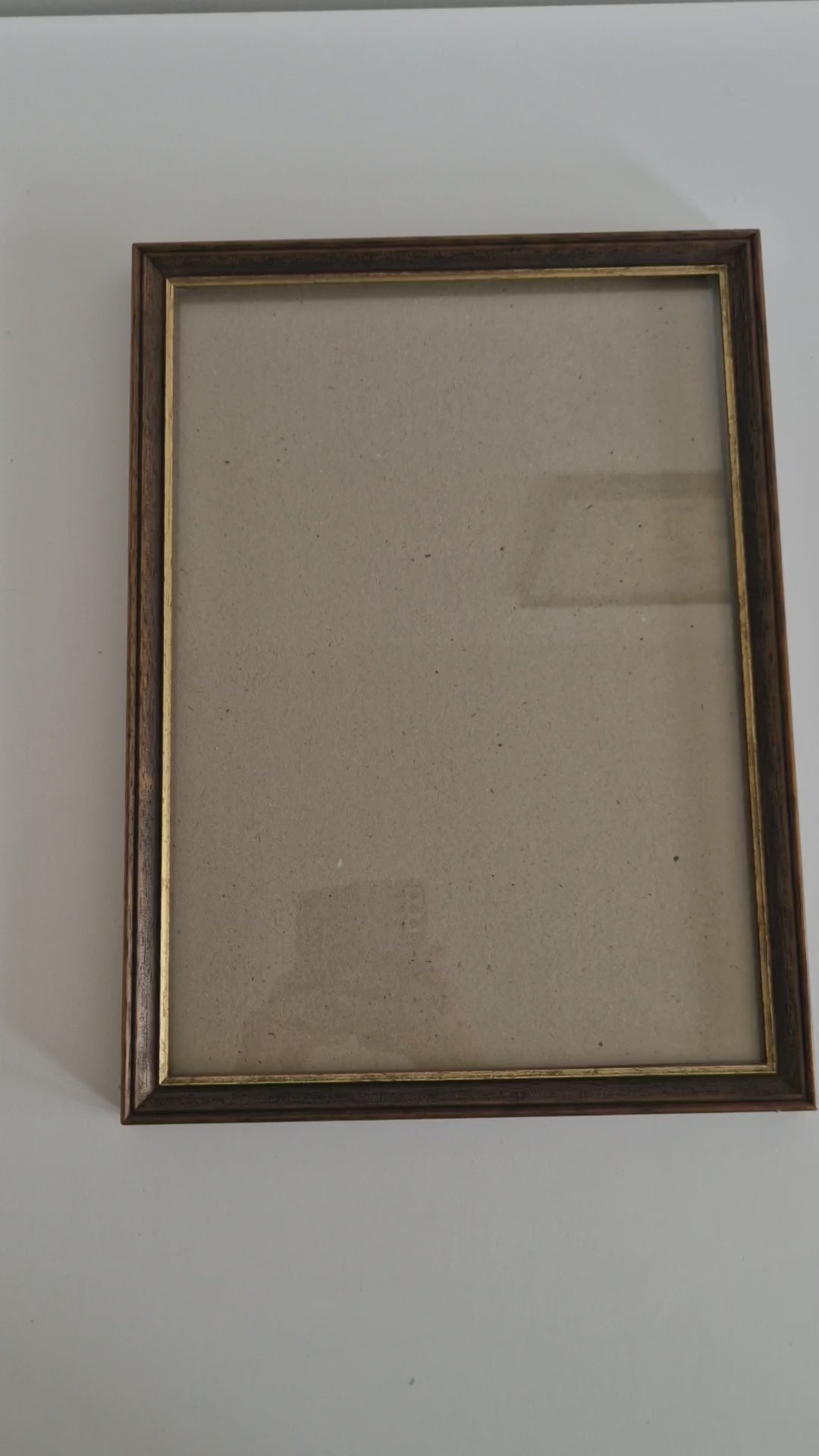 Cadre photo en bois vintage | Placage de noyer ronce foncé et filet doré | Ouverture 30 × 40 cm | Verre inclus