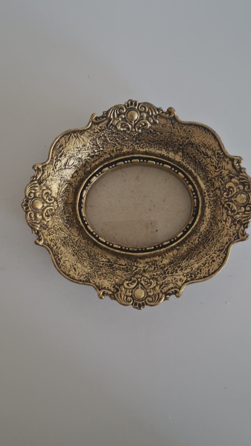 Stunning Antique Gold Baroque Picture Frame - Vintage Oval Design with Acanthus Scrollwork