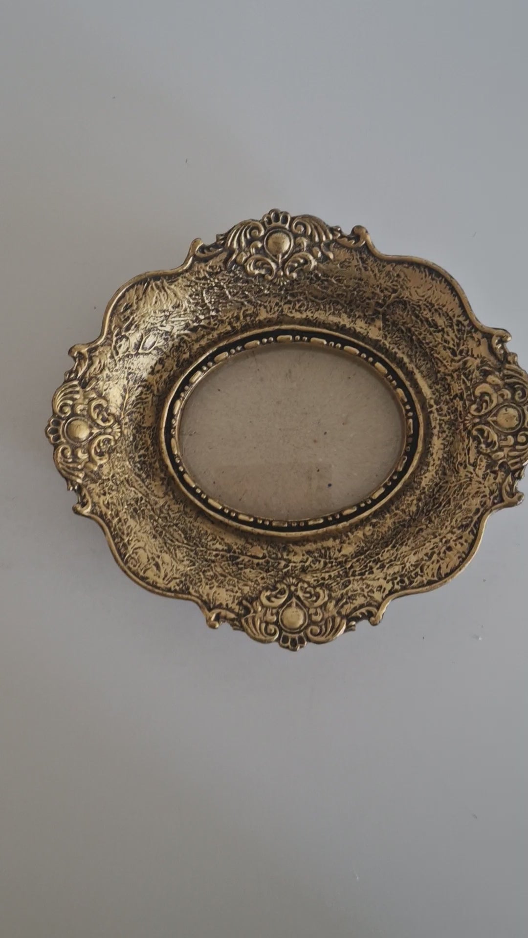 Stunning Antique Gold Baroque Picture Frame - Vintage Oval Design with Acanthus Scrollwork