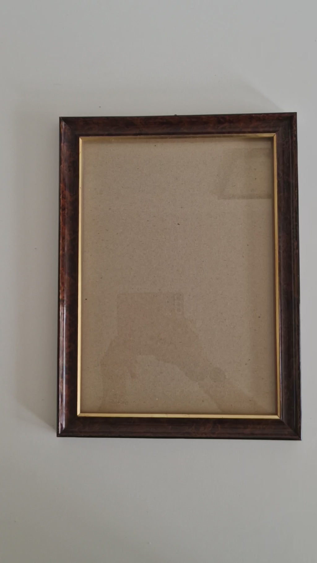 Cadre photo vintage en bois | Placage de noyer madré foncé et filet doré | Ouverture 20 × 30 cm | Verre inclus