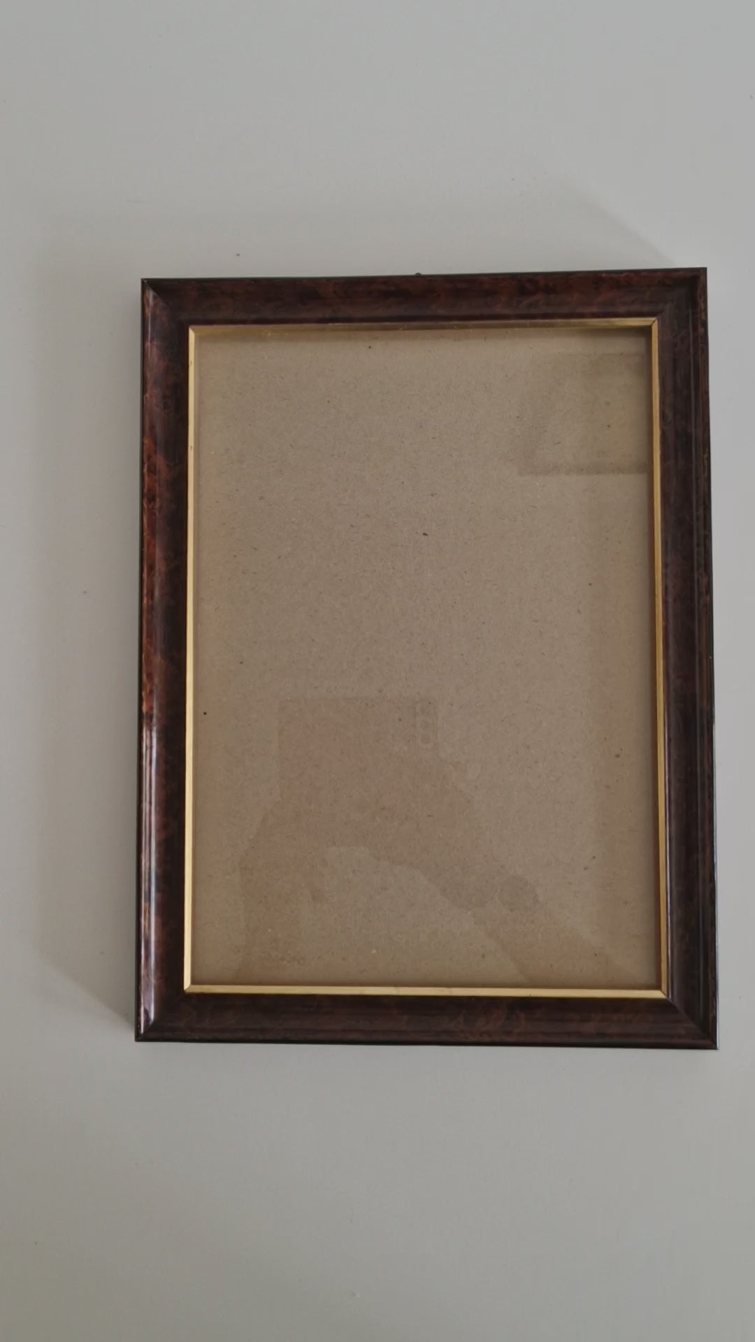 Cadre photo vintage en bois | Placage de noyer madré foncé et filet doré | Ouverture 20 × 30 cm | Verre inclus